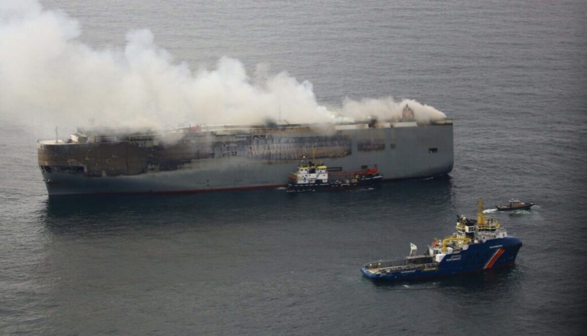 Hur låg det egentligen till med bilfartyget som brann? Var det elbilarna som utlöste branden. Foto: Kustwacht Nederland